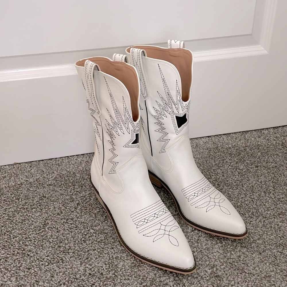 NWOT Womens white western boots